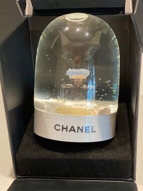 CHANEL 2012 Glass Chanel No. 5 Eau de Perfume Bottle Snow Globe VIP GIFT RARE